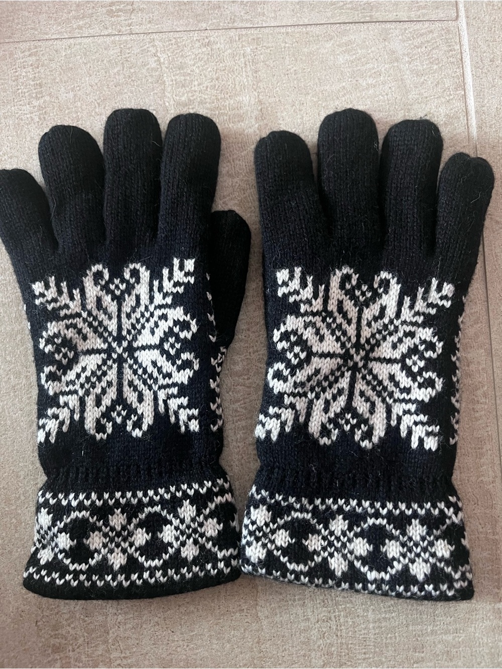 Joe Fresh Black and White Snowflake Knit Gloves - Men